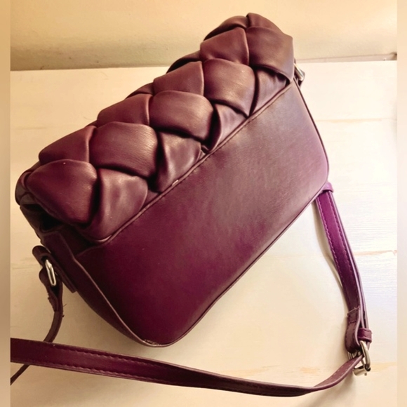 Collection 18 Crossbody Bag with Adjustable Shoulder Strap - Picture 5 of 8